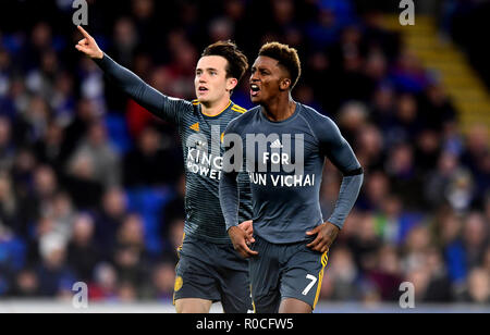 Von Leicester City Demarai Grau feiert ersten Ziel seiner Seite des Spiels zählen und offenbart ein Shirt mit der Aufschrift "Für Khun Vichai" während der Premier League Match an der Cardiff City Stadium, Cardiff. Stockfoto