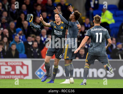 Von Leicester City Demarai Grau (Mitte) feiert ersten Ziel seiner Seite des Spiels zählen und offenbart ein Shirt mit der Aufschrift "Für Khun Vichai" während der Premier League Match an der Cardiff City Stadium, Cardiff. Stockfoto