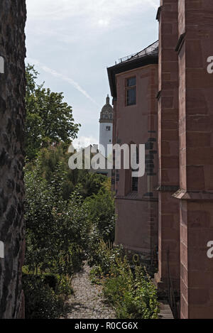 Öffentliche Garten Der justinuskirche, margarethenkirche in Hoechst, Frankfurt am Main, Deutschland. Stockfoto