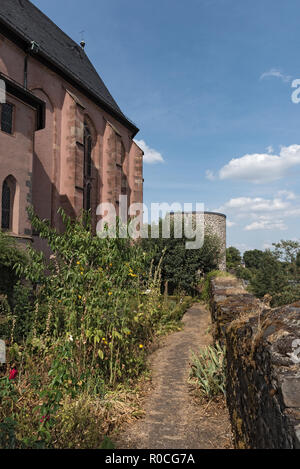 Öffentliche Garten Der justinuskirche, margarethenkirche in Hoechst, Frankfurt am Main, Deutschland. Stockfoto