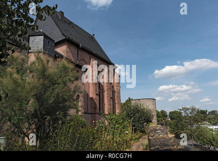 Öffentliche Garten Der justinuskirche, margarethenkirche in Hoechst, Frankfurt am Main, Deutschland. Stockfoto