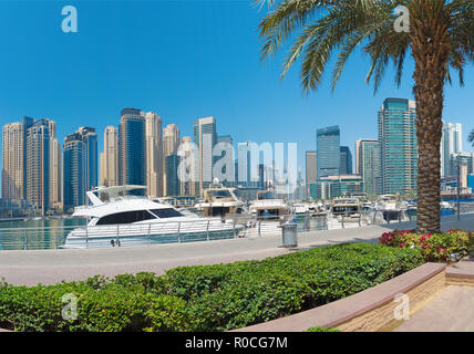 Dubai - die Wolkenkratzer von Marina und der Promenade. Stockfoto