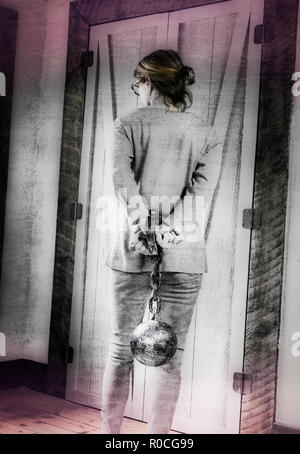 Frau weg Suchen mit Kugel und Kette an die Hände gebunden Stockfoto