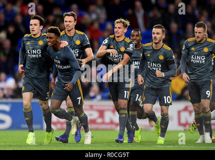 Von Leicester City Demarai Grau (Zweite links) feiert ersten Ziel seiner Seite des Spiels mit einem T-Shirt mit der Aufschrift "Für Khun Vichai' mit Teamkollegen, Ben Chilwell (links), Marc Albrighton (Mitte) und James Maddison (rechts) während der Premier League Match an der Cardiff City Stadium, Cardiff zählen. Stockfoto