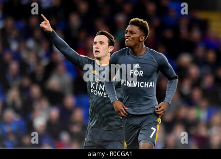 Von Leicester City Demarai Grau mit einem T-Shirt mit der Aufschrift "Für Khun Vichai' erstes Ziel seiner Seite des Spiels feiert zählen während der Premier League Match an der Cardiff City Stadium, Cardiff. Stockfoto