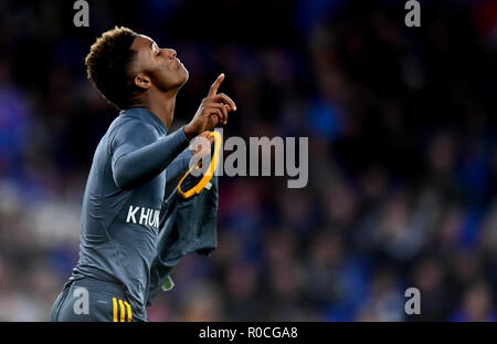 Von Leicester City Demarai Grau mit einem T-Shirt mit der Aufschrift "Für Khun Vichai' erstes Ziel seiner Seite des Spiels feiert zählen während der Premier League Match an der Cardiff City Stadium, Cardiff. Stockfoto