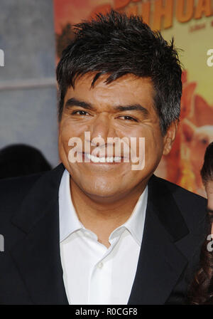 George Lopez - Beverly Hills Chihuahua Premiere am El Capitan Theatre in Los Angeles. headshot Augenkontakt lächeln LopezGeorge 20 Red Carpet Event, Vertikal, USA, Filmindustrie, Prominente, Fotografie, Bestof, Kunst, Kultur und Unterhaltung, Topix Prominente Fashion/Vertikal, Besten, Event in Hollywood Leben - Kalifornien, Roter Teppich und backstage, USA, Film, Stars, Film Stars, TV Stars, Musik, Promis, Fotografie, Bestof, Kunst, Kultur und Unterhaltung, Topix, headshot, vertikal, eine Person aus dem Jahr 2008, Anfrage tsuni@Gamma-USA.com Stockfoto