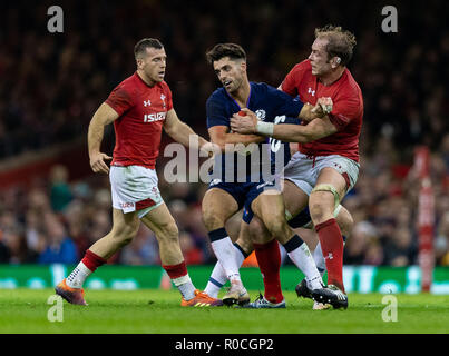 Der schottische Adam Hastings und der walisische Alun Wyn Jones beim Autumn International-Spiel im Fürstentum Stadium in Cardiff. DRÜCKEN SIE VERBANDSFOTO. Bilddatum: Samstag, 3. November 2018. Siehe PA Story RUGBYU Wales. Das Foto sollte lauten: Paul Harding/PA Wire. EINSCHRÄNKUNGEN: Die Verwendung ist ohne vorherige Genehmigung nicht für Bücher oder Printverkäufe zulässig. Stockfoto