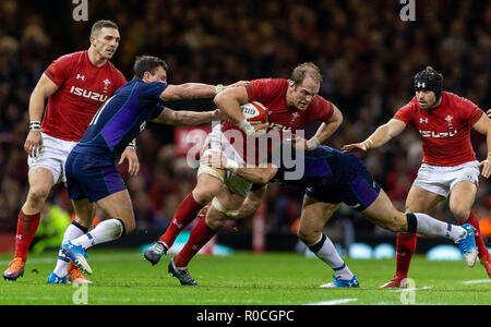 Der walisische Alun Wyn Jones und der schottische Lee Jones während des Autumn International-Spiels im Fürstentum Stadium in Cardiff. DRÜCKEN SIE VERBANDSFOTO. Bilddatum: Samstag, 3. November 2018. Siehe PA Story RUGBYU Wales. Das Foto sollte lauten: Paul Harding/PA Wire. EINSCHRÄNKUNGEN: Die Verwendung ist ohne vorherige Genehmigung nicht für Bücher oder Printverkäufe zulässig. Stockfoto