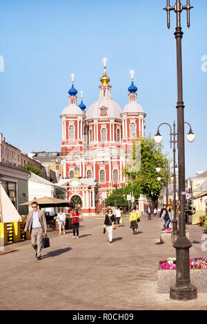 St. Clement's Christlich-orthodoxen Kirche in Moskau, Russland. Die Menschen auf einem kleinen Platz vor der Kirche. Stockfoto