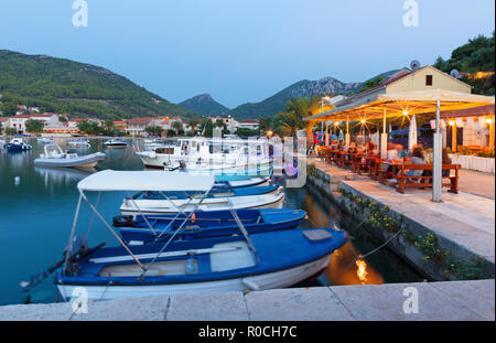 Kroatien - die Atmosphäre am Abend im kleinen Hafen von Zuliana Dorf - Halbinsel Peljesac. Stockfoto