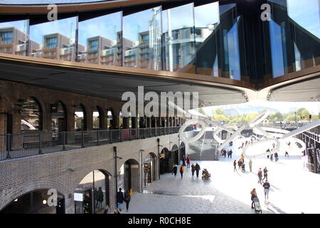 Kohle Tropfen Yards, Kings Cross, London, Shopper und Architektur, modern und alt. Architekten Heatherwick Studios Stockfoto