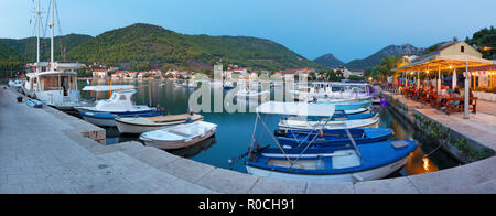 Kroatien - die Atmosphäre am Abend im kleinen Hafen von Zuliana Dorf - Halbinsel Peljesac. Stockfoto