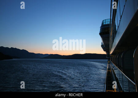 Inside Passage, Alaska - 08/05/2006: Dämmerung auf die Inside Passage von einem Kreuzfahrtschiff, die Seite des Schiffes nach achtern auf der Suche angezeigt. Stockfoto