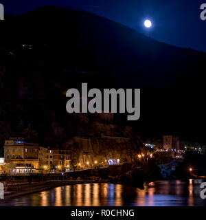 Der Mond steigt von hinter dem Berg, Monterosso, Cinque Terre, Ligurien, Italien Stockfoto