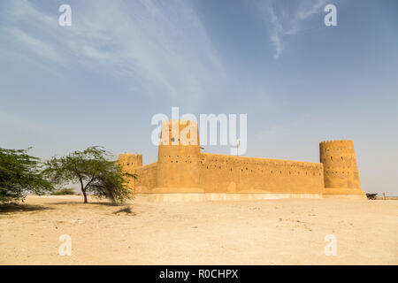 Al Zubara Fort (Az Zubarah), historische Qatari militärische Festung von Coral Rock und Kalkstein gebaut und mit einem Schlamm Mörtel, alte Kanone zementiert. Katar. Stockfoto