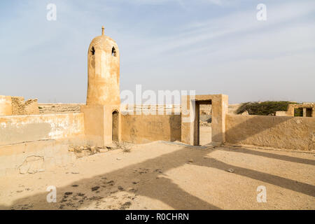 Antike alte arabische perlend und Fischerdorf Al Jumail, Katar ruiniert. Die Wüste an der Küste des Persischen Golfs. Verlassene Moschee mit Minarett. Einsame Villa Stockfoto