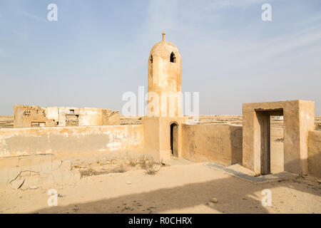 Antike alte arabische perlend und Fischerdorf Al Jumail, Katar ruiniert. Die Wüste an der Küste des Persischen Golfs. Verlassene Moschee mit Minarett. Einsame Villa Stockfoto