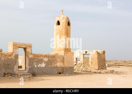 Antike alte arabische perlend und Fischerdorf Al Jumail, Katar ruiniert. Die Wüste an der Küste des Persischen Golfs. Verlassene Moschee mit Minarett. Einsame Villa Stockfoto