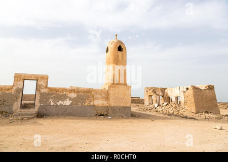 Antike alte arabische perlend und Fischerdorf Al Jumail, Katar ruiniert. Die Wüste an der Küste des Persischen Golfs. Verlassene Moschee mit Minarett. Einsame Villa Stockfoto