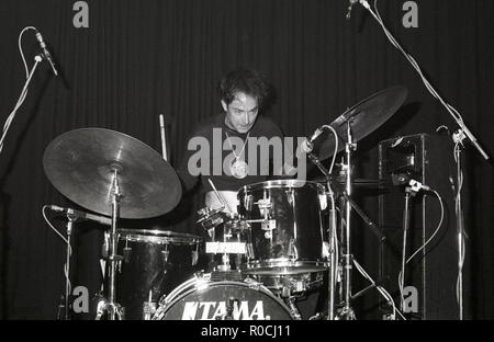 Schlagzeuger Blackie Onassis von der alternativen Rockband Urge Overkill, die am 12. April 1991 in The Venue, New Cross, London, auftrat. Stockfoto