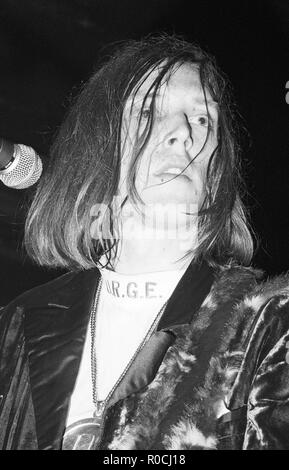 Gitarrist Nash Kato von der alternativen Rockband Uge Overkill, die am 12. April 1991 in The Venue, New Cross, London, auftrat. Stockfoto