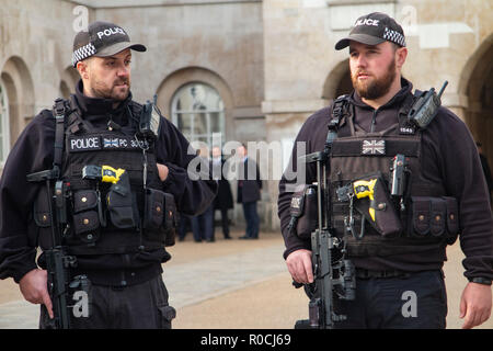 Schwer bewaffnete Britische Polizei Stockfoto