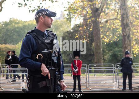 Schwer bewaffnete Britische Polizei Stockfoto