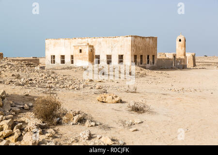 Antike alte arabische perlend und Fischerdorf Al Jumail, Katar ruiniert. Die Wüste an der Küste des Persischen Golfs. Verlassene Moschee mit Minarett. Stockfoto