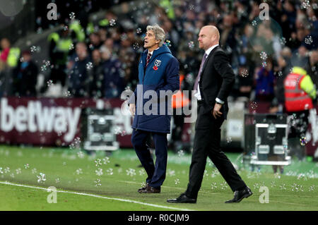 West Ham United manager Manuel Pellegrini (links) und Burnley manager Sean Dyche (rechts) während der Premier League Match an der London Stadium, London. Stockfoto