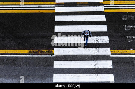 Menschen Überqueren der Straße an einem regnerischen Tag in Bologna, Italien Stockfoto