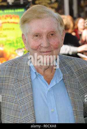 Sumner Redstone - Madagascar: Escape 2 Africa Premiere an der Westwood Village Theater in Los Angeles. RedstoneSumner 50 Red Carpet Event, Vertikal, USA, Filmindustrie, Prominente, Fotografie, Bestof, Kunst, Kultur und Unterhaltung, Topix Prominente Fashion/Vertikal, Besten, Event in Hollywood Leben - Kalifornien, Roter Teppich und backstage, USA, Film, Stars, Film Stars, TV Stars, Musik, Promis, Fotografie, Bestof, Kunst, Kultur und Unterhaltung, Topix, headshot, vertikal, eine Person aus dem Jahr 2008, Anfrage tsuni@Gamma-USA.com Stockfoto