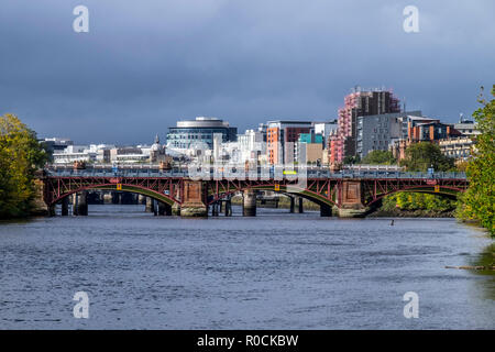 Fluss Clyde Glasgow, Stadtzentrum und hi Aufstieg Wohnungen in den Gorbals Stockfoto