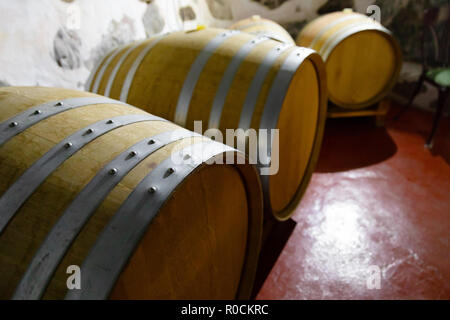 Holzfässer für Wein Abstellraum im Keller Stockfoto