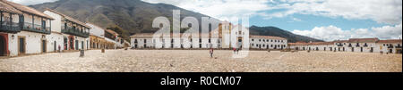 Plaza Mayor, der Hauptplatz der Stadt von Villa de Leyva, Kolumbien, berühmt für seine große Weite des gepflasterten Platz Stockfoto