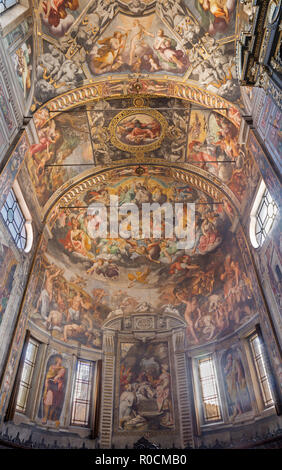 REGGIO EMILIA, Italien - 12. April 2018: Das Presbyterium der Kirche Basilica di San Prospero mit dem letzten Urteil fresco Camillo Procaccini Stockfoto