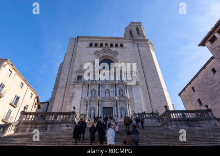 Hauptfassade und Menschen in der großen Treppe (Barock), die Kathedrale von Girona, Girona, Katalonien, Spanien Stockfoto