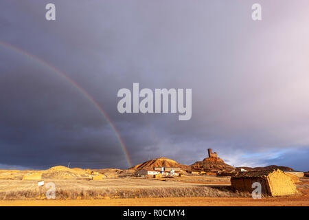 Regenbogen über einem ländlichen kastilischen Dorf mit einer Ruine Burg in Montuenga de Soria, Castilla la Mancha, Spanien Stockfoto