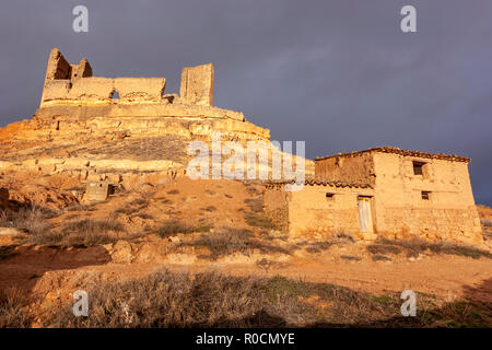 Ländliche kastilischen Dorf mit einer Ruine Burg in Montuenga de Soria, Castilla la Mancha, Spanien Stockfoto