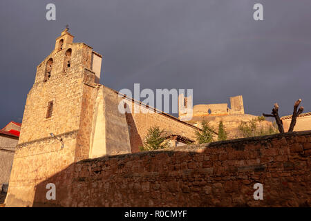 Ländliche kastilischen Dorf mit einer Ruine Schloss und Kirche in Montuenga de Soria, Castilla la Mancha, Spanien Stockfoto