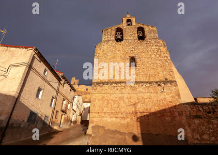 Ländliche kastilischen Dorf mit einer Ruine Schloss und Kirche in Montuenga de Soria, Castilla la Mancha, Spanien Stockfoto