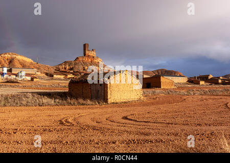 Ländliche kastilischen Dorf mit einer Ruine Burg in Montuenga de Soria, Castilla la Mancha, Spanien Stockfoto