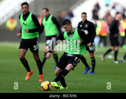 Burnley ist Johann Gudmundsson beim Aufwärmen vor dem Spiel in der Premier League den Londoner Stadion, London. PRESS ASSOCIATION Foto. Bild Datum: Samstag, November 3, 2018. Siehe PA-Geschichte Fußball West Ham. Photo Credit: Steven Paston/PA-Kabel. Einschränkungen: EDITORIAL NUR VERWENDEN Keine Verwendung mit nicht autorisierten Audio-, Video-, Daten-, Spielpläne, Verein/liga Logos oder "live" Dienstleistungen. On-line-in-Match mit 120 Bildern beschränkt, kein Video-Emulation. Keine Verwendung in Wetten, Spiele oder einzelne Verein/Liga/player Publikationen. Stockfoto