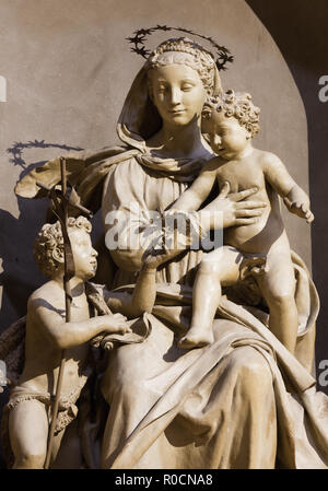 PARMA, Italien - 15 April 2018: Der geschnitzte Statue der Madonna mit dem Kind und St. Johannes der Täufer in der Kirche Chiesa di San Giovanni Evangelista Stockfoto