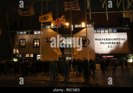 Fahnen wehen auf Halbmast außerhalb des Stadions vor der Premier League Spiel im Molineux, Wolverhampton. Stockfoto