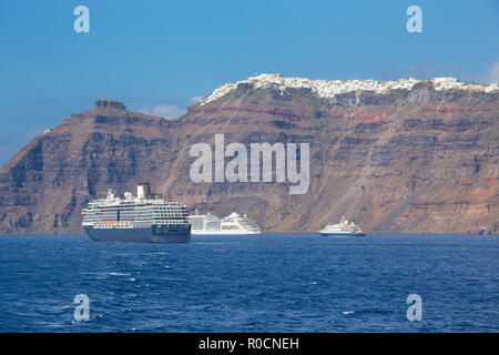 Santorini - die Klippen von Calera mit Kreuzfahrten mit Imerovigli und Skaros im Hintergrund. Stockfoto