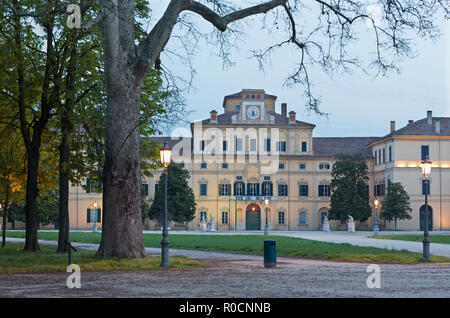 PARMA, Italien - 18 April 2018: Der Palast Palazzo Ducale - Ducal Palace in der Abenddämmerung. Stockfoto