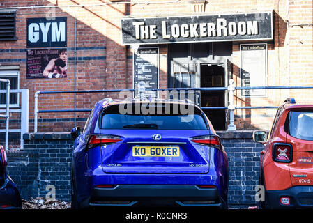 Der Umkleide Turnhalle in Southend On Sea, Essex, Großbritannien mit Fahrzeug Kennzeichen KO Boxer. Entsprechende individuelle Kennzeichen. Spezielle Stockfoto