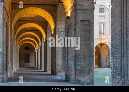 PARMA, Italien - 18 April 2018: Die säulengänge von Pilotta Palace in den Morgen. Stockfoto