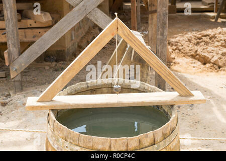 Eine Vervielfältigung mittelalterlichen Wasserwaage in Guédelon Schloss, Treigny, Yonne, Burgund, Frankreich Stockfoto